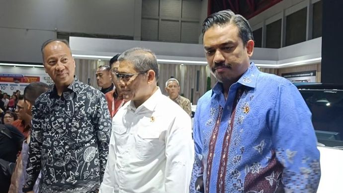 Menteri UMKM Maman Abdurrahman saat melakukan kunjungan ke booth Mitsubishi bersama Menperin Agus Gumiwang Kartasasmita dalam pameran IIMS 2025, di JIExpo Kemayoran, Jakarta Utara, Kamis, 13 Februari 2025. (Foto: Adiantoro/NTV)