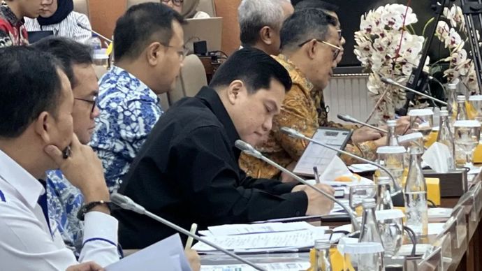 Menteri BUMN Erick Thohir (pakaian hitam) dalam Rapat Kerja dengan Komisi VI DPR RI 