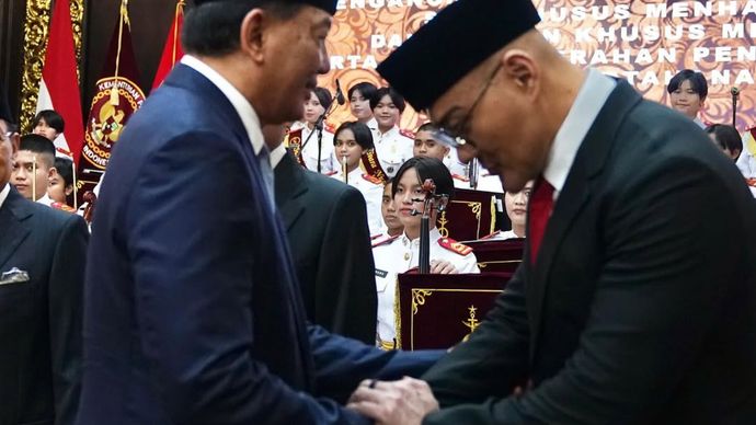 Menteri Pertahanan Sjafrie Sjamsoeddin usai melantik Deddy Corbuzier sebagai Staf Khusus 