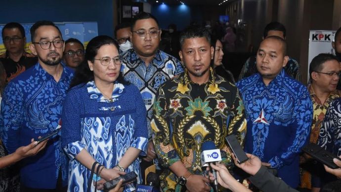 Bendahara Umum Partai Demokrat Renville Antonio (tengah).