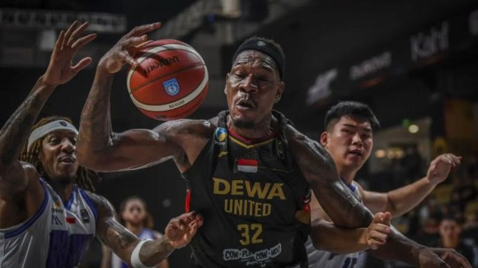 Arsip - Pebasket Dewa United Banten Lester Prosper (tengah) berebut bola dengan pebasket Tangerang Hawks Basketball Christopher Deonte Bryant (kiri) dan Leonardo Effendy (kanan) pada pertandingan Indonesia Basketball League (IBL) 2025 di Dewa United Arena, Kabupaten Tangerang, Banten, Sabtu (8/2/2025). 