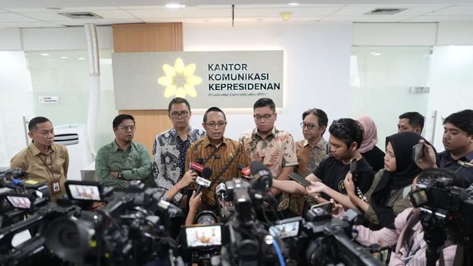 Kepala Kantor Komunikasi Kepresidenan Hasan Nasbi memberikan keterangan pers di Kantor Komunikasi Kepresidenan Jakarta, Jumat (14/2/2025)