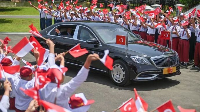 Presiden Turki Recep Tayyip Erdogan melambaikan tangan dari mobil setibanya di Istana Bogor, Bogor, Jawa Barat