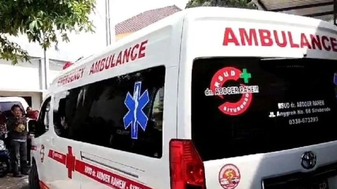 Jenazah Bendahara Umum DPP Partai Demokrat Renville Antonio dibawa pulang ke rumah duka di Surabaya menggunakan ambulans dari RS Asembagus, Situbondo, Jawa Timur, Jumat (14/2/2025).