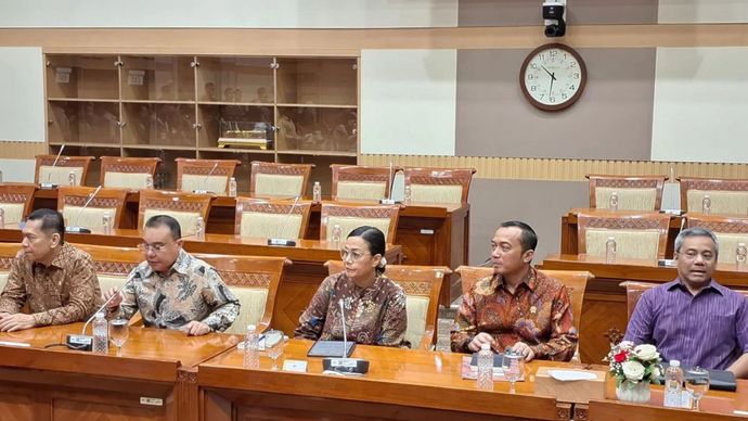 Menteri Keuangan Sri Mulyani Indrawati bersama Wakil Ketua DPR RI Sufmi Dasco Ahmad bersama jajran pejabat lainnya dalam konferensi pers di Gedung DPR RI, Jakarta, Jumat (14/2/2025)