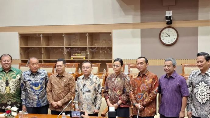 Menteri Keuangan Sri Mulyani Indrawati bersama Wakil Ketua DPR RI Sufmi Dasco Ahmad bersama jajran pejabat lainnya dalam Konferensi Pers di Gedung DPR RI