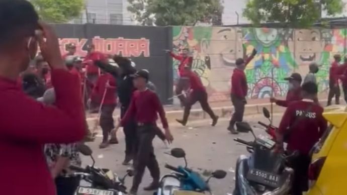 unjuk rasa warga di Kapuk Muara Penjaringan ricuh