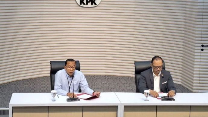 Plh. Direktur Penyidikan KPK Budi Sokmo (kiri) 