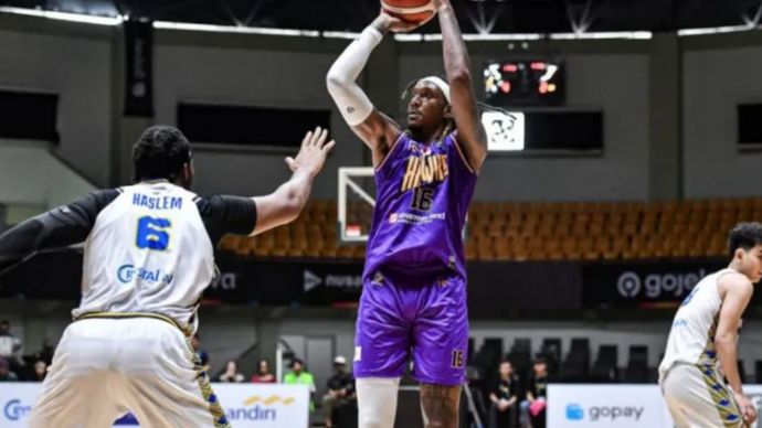 Tangerang Hawks Basketball Jarred Shaw, beraksi dalam laga melawan Satya Wacana