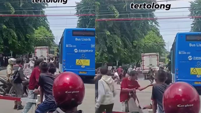 Transjakarta terhenti di tengah lintasan rel kereta api