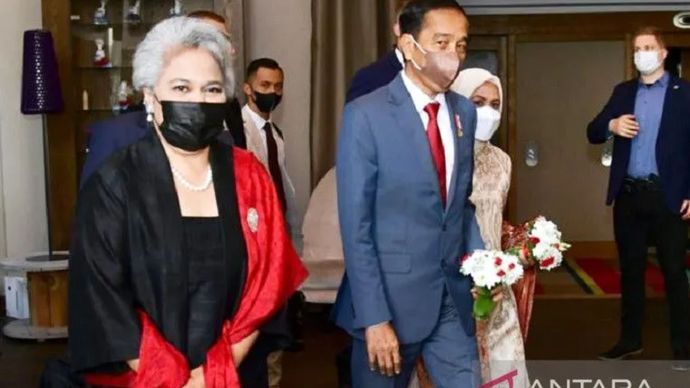 Presiden Joko Widodo  dan Ibu Negara Iriana Joko Widodo (kanan) tiba di Rzeszow, Polandia, dan siang disambut Duta Besar RI untuk Polandia Anita Luhulima 