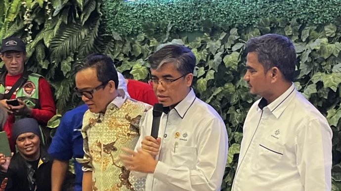 Menteri Ketenagakerjaan (Menaker) Yassierli saat melakukan audiensi dengan para pengemudi taksi/ojek daring (ojol) di Kantor Kemnaker RI di Jakarta