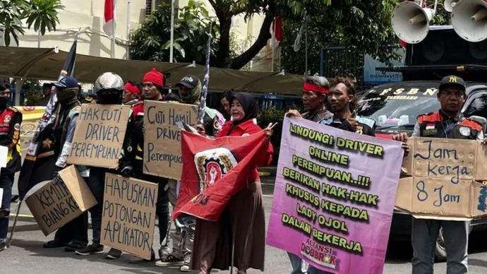 Suasana sejumlah pengemudi ojek daring (ojol) saat melakukan unjuk rasa di Kantor Kementerian Ketenagakerjaan (Kemnaker) RI 