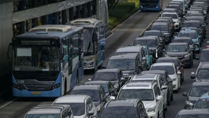 Bus Transjakarta berhenti di Halte Karet Sudirman