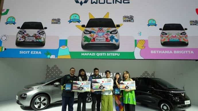 Ketiga pemenang bersama para juri di acara pengumuman pemenang kompetisi &quot;Your Art Your Icon&quot;. (Foto: Istimewa/Wuling)