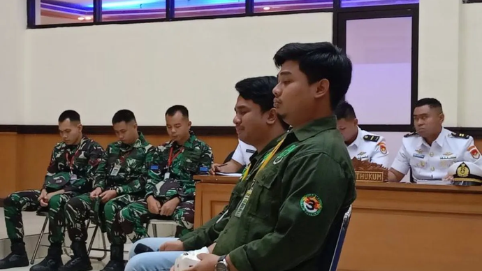 Dua saksi yang merupakan anak dari bos rental mobil Ilyas Abdurrahman yaitu Agam Muhammad Nasrudin dan Rizky Agam Syahputra menangis dalam persidangan di Pengadilan Militer II-08 Jakarta, Cakung, Jakarta Timur, Selasa (18/2/2025).