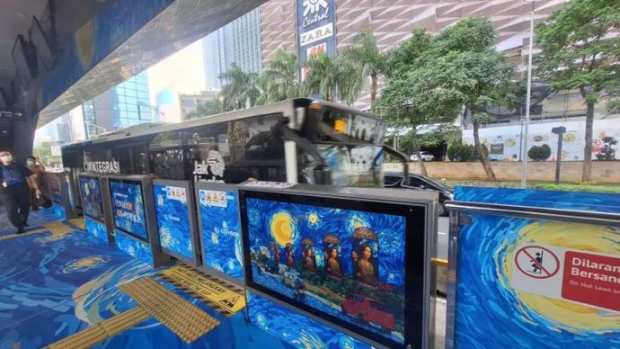 Halte koridor TransJakarta berdesain lukisan Van Gogh