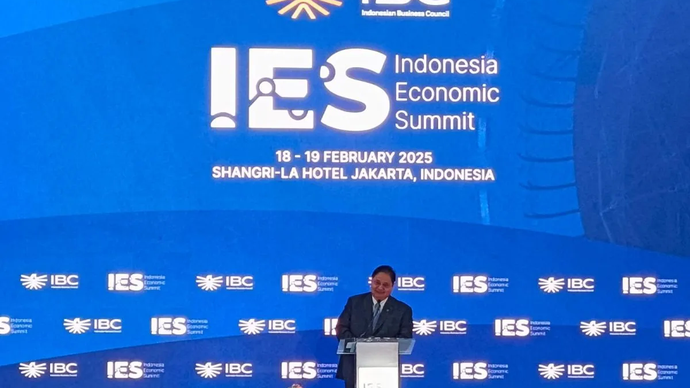 Menteri Koordinator Bidang Perekonomian Airlangga Hartarto saat menyampaikan sambutan dalam Indonesia Economic Summit (IES) 2025 di Jakarta, Selasa (18/2/2025) 