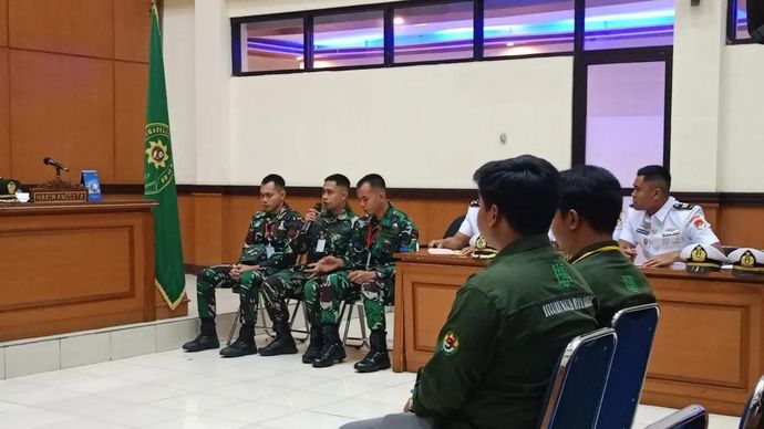 Tiga terdakwa anggota Tentara Nasional Indonesia (TNI) Angkatan Laut (AL) dari Oditurat Militer II-07 Jakarta pada kasus penembakan terhadap bos rental mobil yang terjadi di Rest Area KM45, Tol Tangerang-Merak saat memberikan bantahan terhadap keterangan saksi sekaligus anak bos rental di Pengadilan Militer II-08 Jakarta, Cakung, Jakarta Timur, Selasa (18/2/2025).