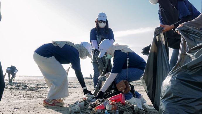 Relawan Bakti BUMN Sapu Bersih Sampah di Pantai Lampu Satu Merauke