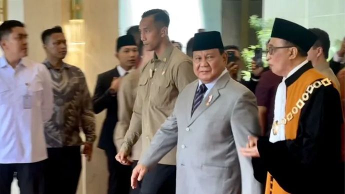 Presiden Prabowo Subianto  berbincang-bincang dengan Ketua Mahkamah Agung RI Prof. Sunarto saat keduanya berjalan menuju pelataran Balairung Gedung Mahkamah Agung RI,