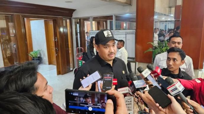 Menteri Pemuda dan Olahraga Dito Ariotedjo menjawab pertanyaan pewarta setelah mengikuti rapat kerja dengan Komisi X DPR RI di Gedung DPR, Jakarta, Senin (3/2/2025). 