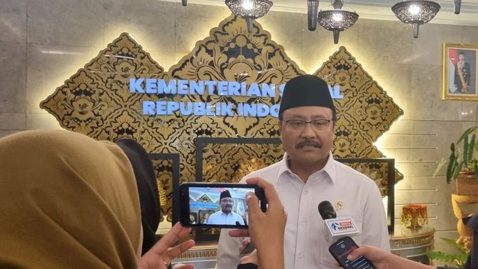 Menteri Sosial Saifullah Yusuf melakukan tanya jawab dengan media di Kantor Kemensos Salemba, Jakarta pada Selasa (18/2/2025).