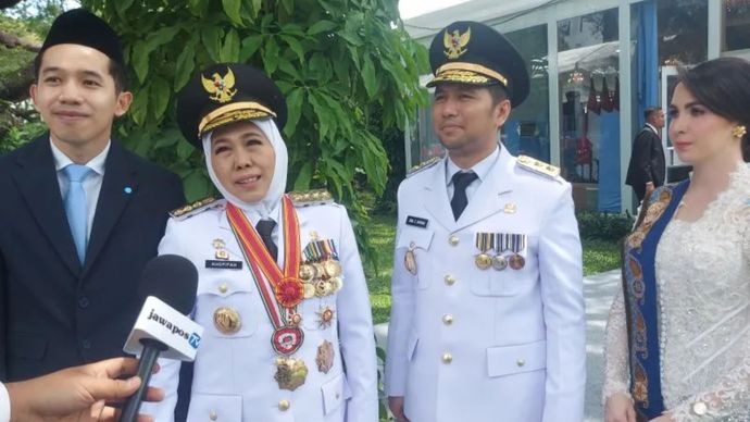 Gubernur Jawa Timur Khofifah Indar Parawansa didampingi Emil Dardak dan keluarga 