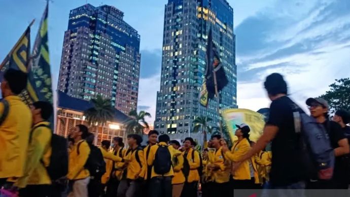 Sejumlah mahasiswa meninggalkan lokasi unjuk rasa di Kawasan Patung Kuda Arjuna