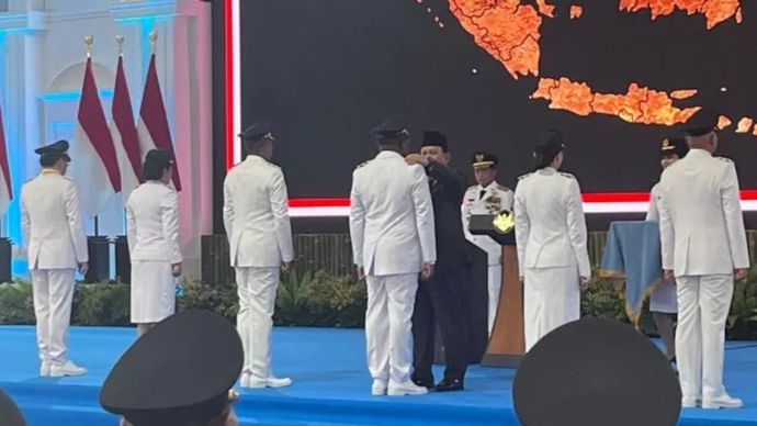 Presiden Prabowo Subianto menyematkan tanda pangkat kepada Bupati Merauke 