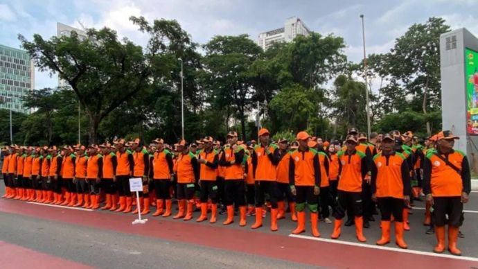 Arsip foto - Sejumlah petugas Penanganan Prasarana dan Sarana Umum (PPSU) mengikuti pelaksanaan apel siaga penanganan kebersihan malam tahun baru 2025 di Kemayoran, Jakarta, Selasa (31/12/2024). 