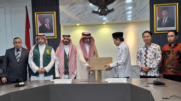 Duta Besar Kerajaan Arab Saudi untuk Indonesia Faisal bin Abdullah Al-Amudi bersama Menteri Agama RI Nasaruddin Umar dalam acara penyerahan bantuan 100 ton kurma untuk masyarakat Indonesia di Kementerian Agama Jakarta, Jumat (14/2/2025).