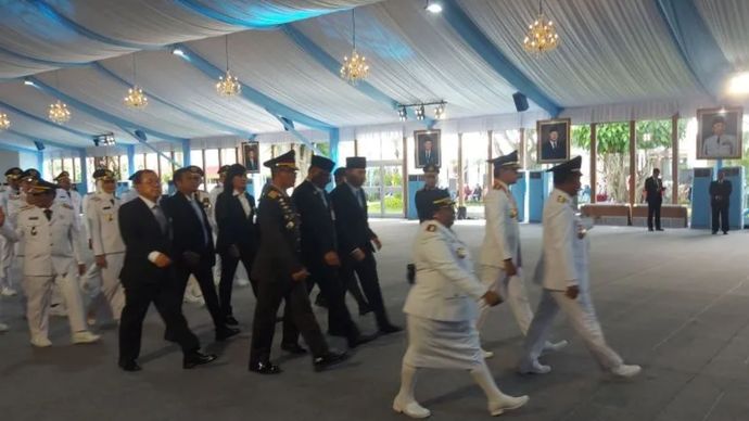 Kepala daerah dari berbagai wilayah di Indonesia berdatangan ke kompleks Istana Kepresidenan, Jakarta, untuk menjalani prosesi pelantikan serentak oleh Presiden Prabowo Subianto