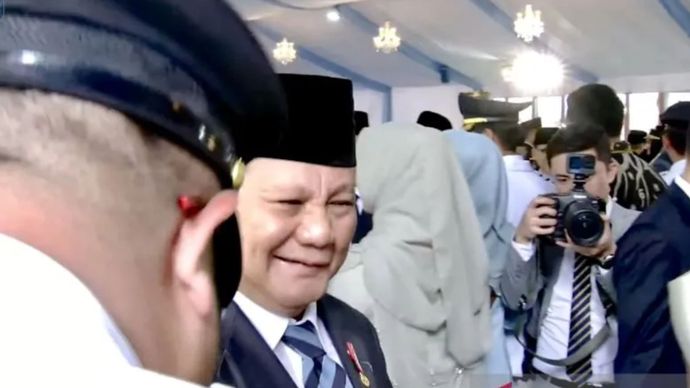 Presiden Prabowo  melakukan jabat tangan  satu per satu 961 kepala daerah/wakil kepala daerah yang dilantik di kompleks Istana Kepresidenan , Jakarta, Kamis 20 Februari 2025