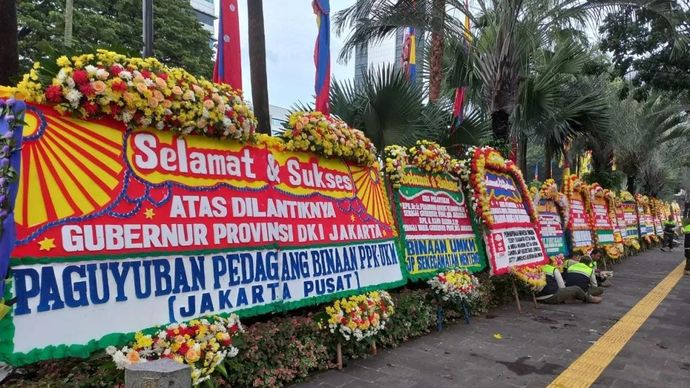 Deretan karangan bunga yang terpajang di depan Balai Kota Jakarta, Kamis (20/2/2025). 