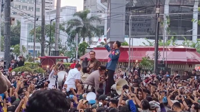 Menteri Sekretaris Negara (Mensesneg) Prasetyo Hadi menemui mahasiswa yang menggelar aksi unjuk rasa di depan Kawasan Patung Kuda Arjuna, Monas, Jakarta Pusat, Kamis 20 Februari 2025/Antara