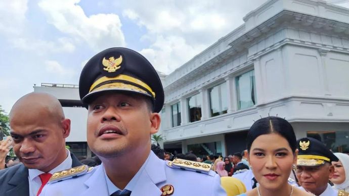 Gubernur Sumatera Utara Bobby Nasution didampingi sang istri, Kahiyang Ayu, saat ditemui usai pelantikan kepala daerah serentak di Istana Kepresidenan RI, Jakarta, Kamis (20/2/2025).