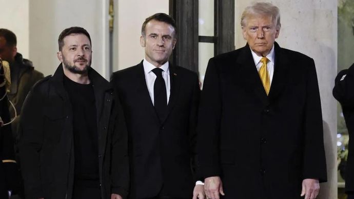 Presiden Prancis Emmanuel Macron (tengah), Presiden AS Donald Trump (kanan) dan Presiden Ukraina Volodymyr Zelensky berfoto setelah pertemuan mereka di Paris, Prancis, 7 Desember 2024. 