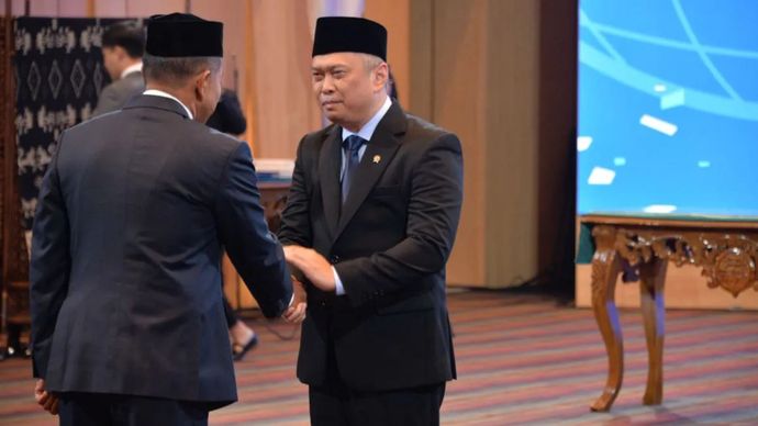 Menteri Perhubungan (Menhub) Dudy Purwagandhi (kanan) memmberi ucapan selamat kepada Marsekal Madya TNI Mohammad Syafii usai dilantik sebagai Kepala Badan Nasional Pencarian dan Pertolongan (Basarnas) yang baru di Jakarta, Jumat (21/2/2025)