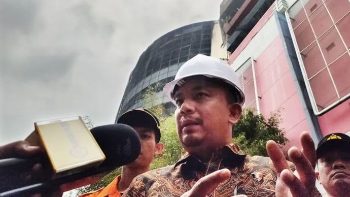 Kasat Reskrim Polres Metro Jakarta Barat AKBP Arfan Zulkan memberikan keterangan kepada wartawan terkait penyebab kebakaran Glodok Plaza, Tamansari, Jakarta Barat