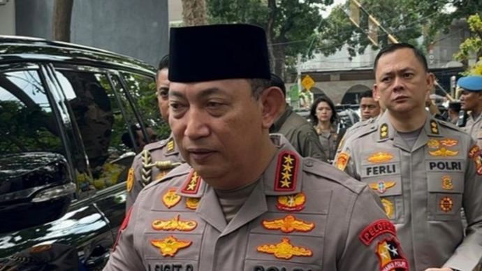 Kapolri Jenderal Listyo Sigit Prabowo saat takziah di rumah duka Komjen (Purn) Syafruddin. (Antara) 