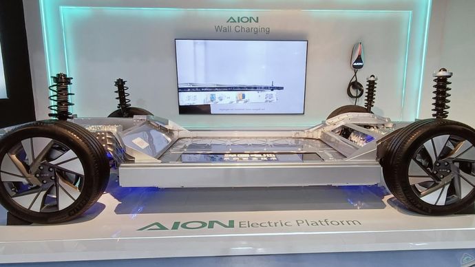 AION sebagai pelopor dalam teknologi otomotif masa depan, menghadirkan desain sasis dan baterai yang inovatif. (Foto: Adiantoro/NTV) 