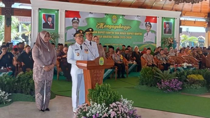 Bupati Bantul Abdul Halim Muslih dan Wakil Bupati Bantul Aris Suharyanta pada resepsi pelantikan Bupati dan Wakil Bupati Bantul 2025-2030, di Kabupaten Bantul, Daerah Istimewa Yogyakarta, Jumat (21/2/2025).