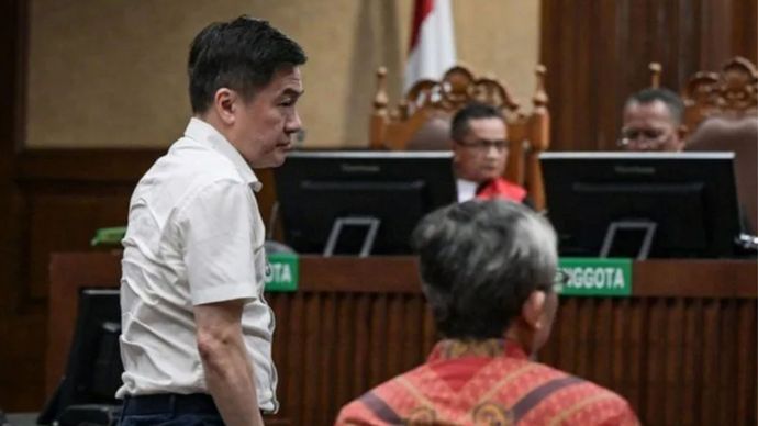 kasus korupsi rekayasa transaksi emas Antam Budi Said (kiri) dan Abdul Hadi Aviciena (kanan) menjalani sidang putusan di Pengadilan Tipikor