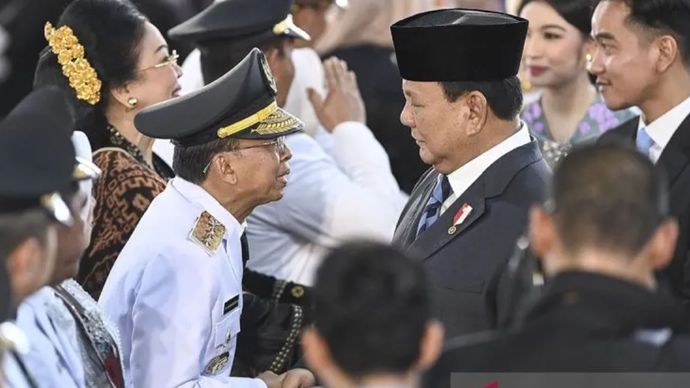 Presiden Prabowo Subianto , bersama Wakil Presiden Gibran Rakabuming Raka memberikan ucapan selamat kepada Gubernur Bali Wayan Koster usai dilantik