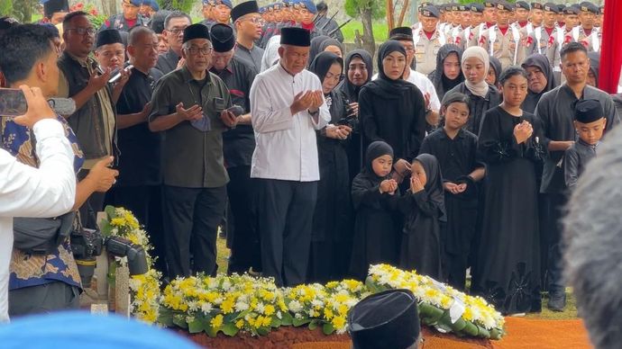 Keluarga saat pemakaman Komjen (Purn) Syafruddin. (NTVNews.id) 