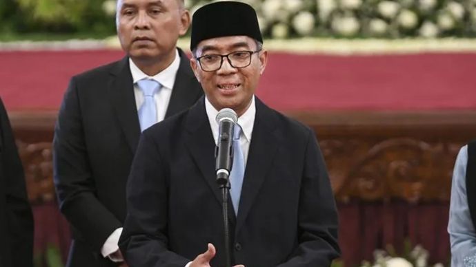 Menteri Pendidikan Tinggi, Sains, dan Teknologi (Mendikstisaintek) Brian Yuliarto memberikan keterangan pers usai dilantik