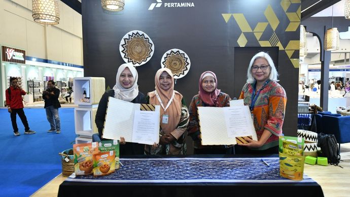 Produsen Produk Olahan Pisang yaitu Bananania saat memperoleh kesepakatan pembelian dari Buyer  Kanada pada Pameran Trade Expo Indonesia 2024 yang digelar di ICE BSD. Bananania sebagai salah satu UMKM pemberdayaan perempuan binaan Pertamina.