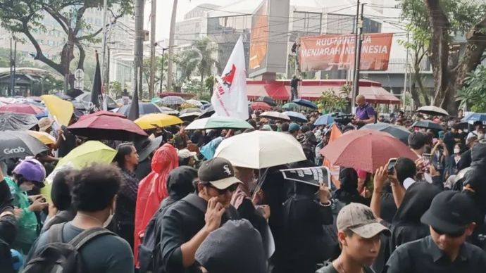  Keadaan Mahasiswa yang demo masih bertahan di kawasan Patung Kuda, Monas, Jakarta Pusat, meski diguyur hujan,