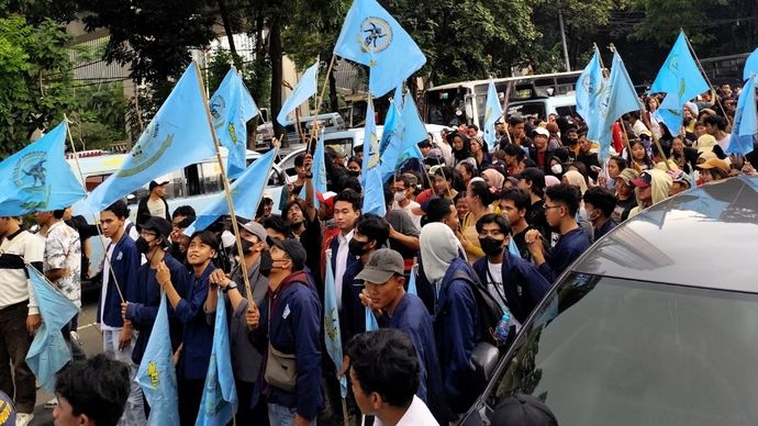 Mahasiswa dari Hikmahbudhi saat aksi damai di depan Gedung Merah Putih KPK. 